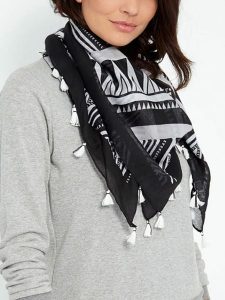 MENTHE À L'O Szal w kolorze czarnym - 140 x 140 cm rozmiar: onesize. Czarne szaliki MENTHE À L'O, bez wzorów, z materiału. Za 122,09 zł.