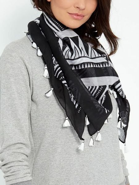 MENTHE À L'O Szal w kolorze czarnym - 140 x 140 cm rozmiar: onesize. Czarne szaliki MENTHE À L'O, bez wzorów, z materiału. Za 139,54 zł.