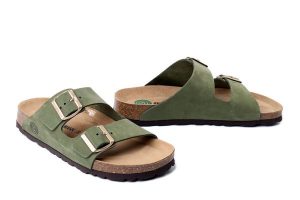 DR. BRINKMANN 700696-07 grun, klapki damskie. Zielone klapki Dr. Brinkmann, bez wzorów, ze skóry, bez obcasa. Za 212,41 zł.