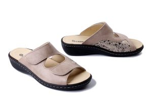 DR. BRINKMANN 700727-08 taupe, klapki damskie. Brązowe klapki Dr. Brinkmann, bez wzorów, ze skóry, bez obcasa. Za 279,92 zł.