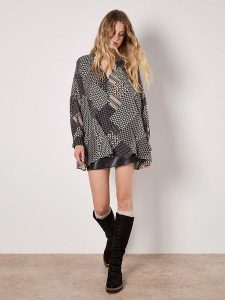 Apricot Bluzka w kolorze czarnym rozmiar: XS. Czarne bluzki Apricot, xs, bez wzorów, bez kołnierzyka, bez ramiączek. Za 65,85 zł.
