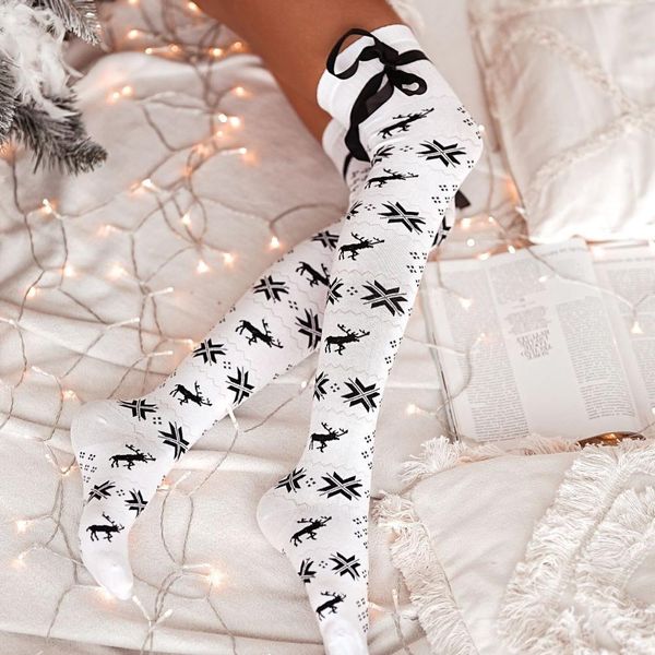 Zakolanówki zimowe ze wstążką 1062 wh/bk. Białe skarpetki Milena, bez wzorów, z bawełny. Za 43,00 zł.