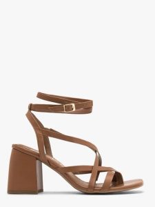 Jasnobrązowe sandały typu japonki na masywnym obcasie. Brązowe klapki Ryłko, bez wzorów, z gumy, bez obcasa, na słupku. W wyprzedaży za 199,99 zł.