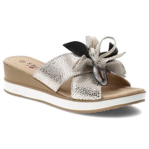 Klapki damskie S.Barski, cholewka ze skóry naturalnej z dekoracyjną kokardą na koturnie, złote, GR61-5989. Żółte klapki S.BARSKI, z aplikacjami, ze skóry, bez obcasa, na koturnie. Za 179,00 zł.