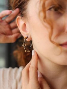 L'Atelier de Gaia Pozłacane kolczyki-półkreole z tygrysim okiem i cyrkoniami rozmiar: onesize. Brązowe kolczyki L'Atelier de Gaia, z cyrkonią, pozłacane. Za 100,28 zł.