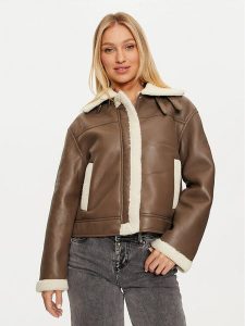 Pieces Kurtka z imitacji skóry Janelle 17141595 Brązowy Regular Fit. Brązowe kurtki Pieces, xs, bez wzorów, ze skóry, bez kaptura. Za 349,99 zł.