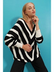 Trend Alaçatı Stili Sweter w kolorze czarno-białym rozmiar: onesize. Białe swetry oversize Trend Alaçatı Stili, bez wzorów, z wełny, bez ramiączek. Za 69,91 zł.