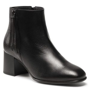 Botki Lasocki. Czarne botki Lasocki, bez wzorów, bez obcasa, na słupku, bez zapięcia. Za 219,99 zł.