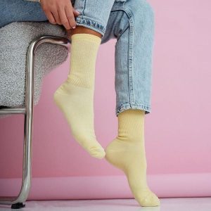 Zółte skarpetki damskie 1225. Żółte skarpetki Milena, bez wzorów, z bawełny. Za 16,90 zł.