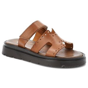 Klapki damskie Armodo, cholewka ze skóry naturalnej z ażurowymi perforacjami szeroki pasek z regulacją na rzep, brązowe, 40440. Brązowe klapki Armodo, w ażurowe wzory, ze skóry, bez obcasa. Za 289,00 zł.