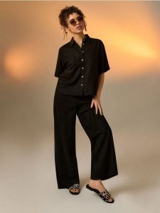 Klapki z motywem zebry ze skórzaną wkładką - czarny. Czarne klapki Sinsay, bez wzorów, bez obcasa. Za 49,99 zł.