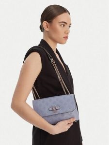 Guess Torebka 180498 Błękitny. Niebieskie torebki klasyczne Guess, z aplikacjami, ze skóry, bez dodatków. Za 589,99 zł.