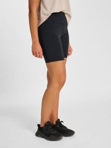 Krótkie legginsy damskie Hummel MW. Czarne legginsy Hummel, bez wzorów, z materiału, krótkie. Za 169,95 zł.
