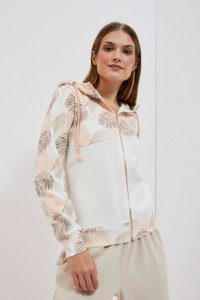 Bluza z kapturem i nadrukiem liści perłowa. Białe bluzy MOODO, xs, bez wzorów, z bawełny, z kapturem. W wyprzedaży za 74,99 zł.