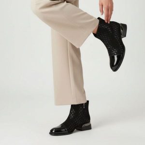 Botki damskie S. Barski, na stabilnym klocku i skórzaną cholewką we wzory, czarne, JC52-862. Czarne botki S.BARSKI, na zimę, bez wzorów, z lakierowanej skóry, bez obcasa, na obcasie, bez zapięcia. Za 237,99 zł.