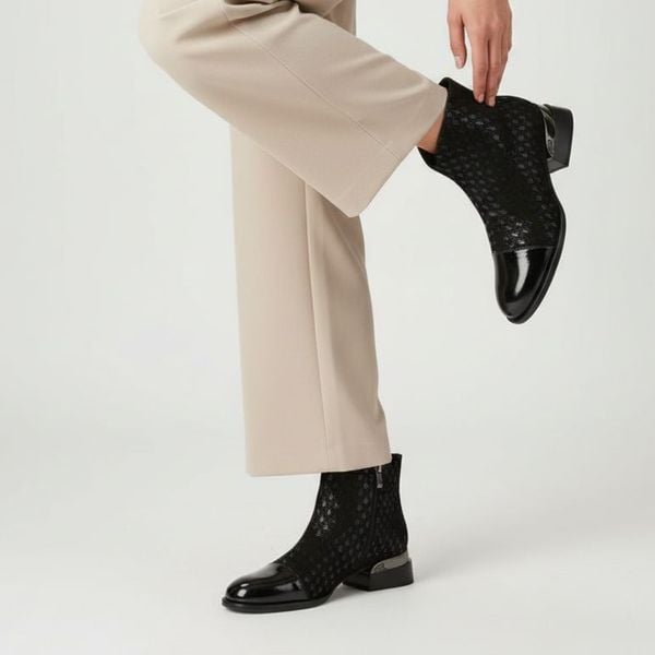 Botki damskie S. Barski, na stabilnym klocku i skórzaną cholewką we wzory, czarne, JC52-862. Czarne botki S.BARSKI, na zimę, bez wzorów, z lakierowanej skóry, bez obcasa, na obcasie, bez zapięcia. Za 229,00 zł.