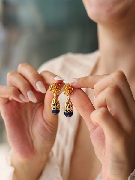 L'Atelier de Gaia Pozłacane kolczyki z lapis lazuli i cyrkoniami rozmiar: onesize. Niebieskie kolczyki L'Atelier de Gaia, z cyrkonią, pozłacane. Za 82,83 zł.