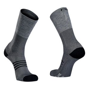 Skarpety rowerowe NORTHWAVE EXTREME PRO HIGH SOCK czarne. Czarne skarpetki Northwave, bez wzorów. Za 88,00 zł.