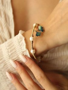 Pierres delicates Pozłacana bransoletka z masą perłową i perłami rozmiar: onesize. Białe bransoletki Pierres delicates, z perłą, pozłacane. Za 52,99 zł.