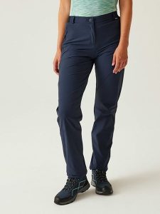 Regatta Spodnie funkcyjne "Travel II" w kolorze granatowym rozmiar: 44. Niebieskie spodnie dresowe Regatta, bez wzorów, z materiału. Za 170,45 zł.