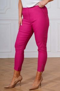 Amarantowe spodnie chinosy Nina z zamkami 7/8 PLUS SIZE XXL WIOSNA. Czerwone chinosy Nasi partnerzy, bez wzorów, z elastanu, krótkie. Za 159,90 zł.