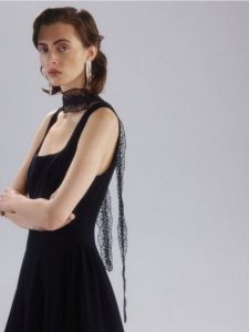 Wąski szal - czarny. Czarne szaliki Reserved, bez wzorów. Za 39,99 zł.