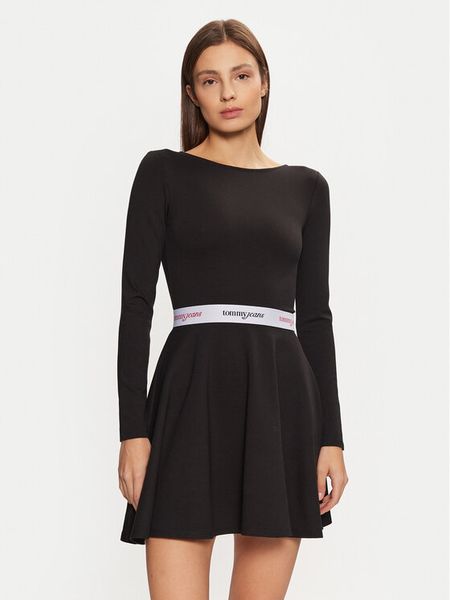 Tommy Jeans Sukienka codzienna DW0DW19465 Czarny Slim Fit. Czarne kombinezony Tommy Jeans, xs, bez wzorów, z jeansu, bez kołnierzyka, bez ramiączek. Za 219,99 zł.