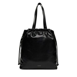 Torebka Calvin Klein. Czarne torebki klasyczne Calvin Klein, bez wzorów, bez dodatków. Za 419,99 zł.