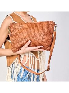 Amara Skórzana kopertówka "Violet" w kolorze jasnobrązowym - 35 x 25 x 2 cm rozmiar: onesize. Brązowe torebki wieczorowe Amara, bez wzorów, z materiału, przez ramię, bez dodatków. Za 290,95 zł.