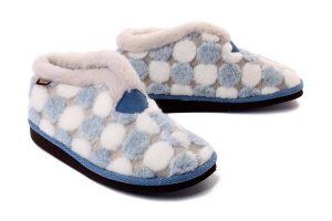 MANITU 340049-55 hellblau, kapcie damskie. Białe kapcie Manitu, bez wzorów, z polaru. Za 204,90 zł.