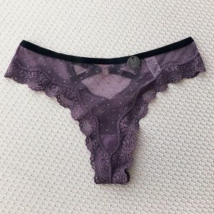 Stringi koronkowe z ozdobnymi paskami na specjalne okazje Aliana. Fioletowe stringi Intica, bez wzorów, z koronki. Za 69,00 zł.