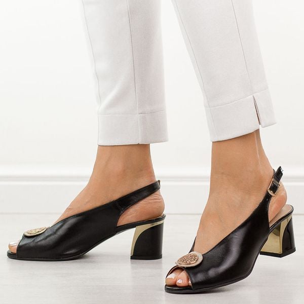 Czarne skórzane Polskie sandały damskie na słupku Deoni D528. Czarne kombinezony Deoni, na lato, s, z aplikacjami, ze skóry, biznesowe, bez kołnierzyka, bez ramiączek. Za 429,00 zł.