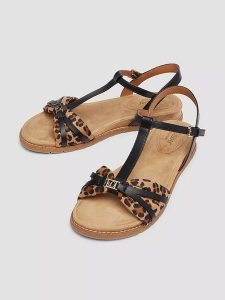 S.Oliver Sandały w kolorze jasnobrązowo-brązowym rozmiar: 37. Brązowe sandały s.Oliver, bez wzorów, z otwartym noskiem, bez obcasa, bez zapięcia. Za 158,10 zł.