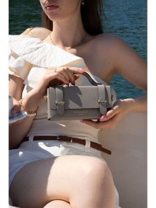 Victor & Hugo Paris Skórzana torebka "Boho" w kolorze szarobrązowym - 19 x 10 x 5 cm rozmiar: onesize. Brązowe torebki klasyczne Victor & Hugo Paris, bez wzorów, z materiału, przez ramię, bez dodatków. Za 208,99 zł.