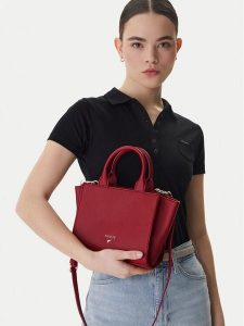 Guess Torebka J5GZ06 WG730 Czerwony. Czerwone torebki klasyczne Guess, z aplikacjami, ze skóry, bez dodatków. Za 259,99 zł.