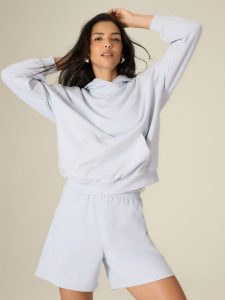 4F Bluza dresowa loose z kapturem damska - niebieska XS. Niebieskie bluzy 4f, xs, bez wzorów, z dresówki, z kapturem. Za 159,99 zł.