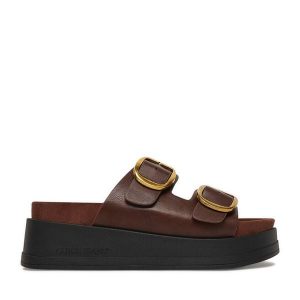 Klapki Guess Jeans. Brązowe klapki Guess Jeans, z aplikacjami, z jeansu, bez obcasa. Za 199,99 zł.