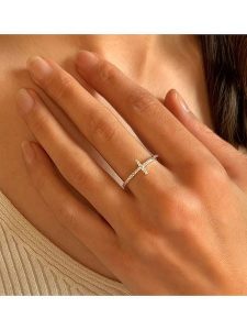 Les Favorites Srebrny pierścionek z cyrkoniami rozmiar: 56. Szare pierścionki Les Favorites, z cyrkonią, srebrne. Za 144,92 zł.