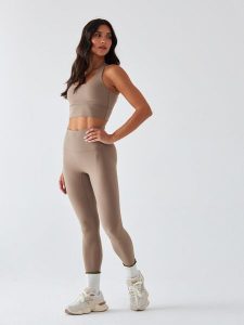 Legginsy Sportowe BeShaped Pilates Joga. Czerwone legginsy BESHAPED, bez wzorów, z dzianiny, z podwyższonym stanem, długie. Za 199,00 zł.