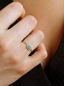 DIA DIAMONDS Pozłacany pierścionek z diamentami i szmaragdem rozmiar: 50. Zielone pierścionki DIA DIAMONDS, z diamentem, pozłacane. Za 246,53 zł.