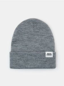 Czapka beanie z naszywką - szary. Szare czapki Sinsay, z aplikacjami. Za 9,99 zł.