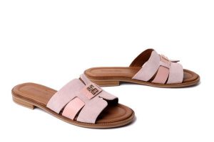 Artiker Relaks 58C2133 powder, klapki damskie. Czerwone klapki Artiker Relaks, bez wzorów, ze skóry, bez obcasa. Za 194,90 zł.