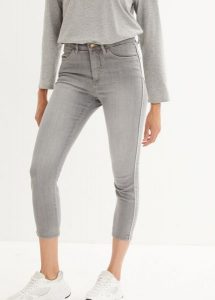 Dżinsy o kroju skinny 7/8 z wygodnym stretchem. Szare jeansy bonprix, bez wzorów, z jeansu. Za 79,99 zł.