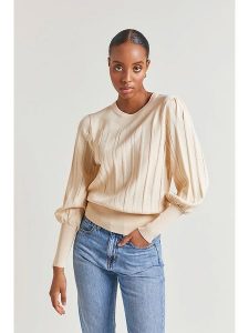 By Malina Sweter "Billie" w kolorze kremowym rozmiar: XL. Brązowe swetry oversize By Malina, xl, bez wzorów, bez ramiączek. Za 237,58 zł.