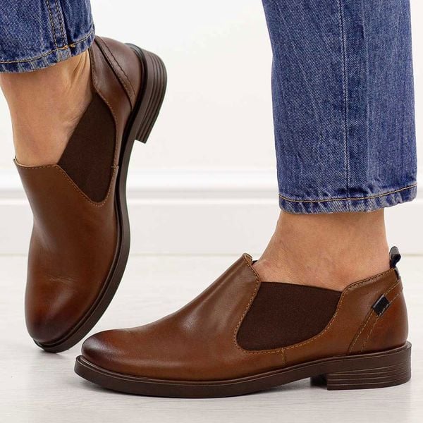 Brązowe skórzane Polskie półbuty damskie Gregors 1156. Brązowe półbuty Gregors, na wiosnę, bez wzorów, z jeansu, z okrągłym noskiem, bez obcasa, na płaskiej podeszwie, bez zapięcia. Za 379,00 zł.