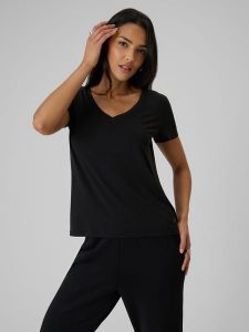 4F T-shirt regular z modalem damski - czarny XS. Czarne t-shirty 4f, l, bez wzorów, z dzianiny, bez kołnierzyka, bez ramiączek. Za 79,99 zł.