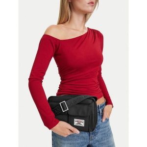 Torebka Guess Jeans. Czarne listonoszki Guess Jeans, z aplikacjami, z jeansu, bez dodatków. Za 179,99 zł.