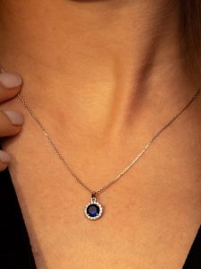 L instant d Or Złoty naszyjnik "Bleu merveilleux" z zawieszką - dł. 43 cm rozmiar: onesize. Szare naszyjniki L instant d Or, z cyrkonią, złote. Za 372,45 zł.