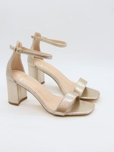 Bellucci Sandały w kolorze złotym rozmiar: 39. Żółte sandały Bellucci, bez wzorów, z otwartym noskiem, bez obcasa, na koturnie, bez zapięcia. Za 100,99 zł.