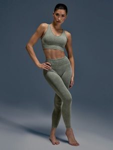 4F Legginsy do jogi i pilatesu bezszwowe damskie - zielone XS/S. Zielone legginsy 4f, bez wzorów, z materiału, z podwyższonym stanem. Za 149,99 zł.